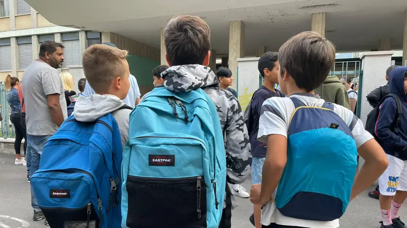 Alunni si preparano ad entrare in classe durante il primo giorno di scuola senza mascherina in Alto Adige, Bolzano, 5 settembre 2022. ANSA