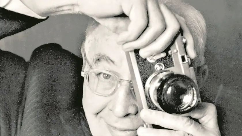 Andrea Pollitzer con la sua Leica negli anni Cinquanta