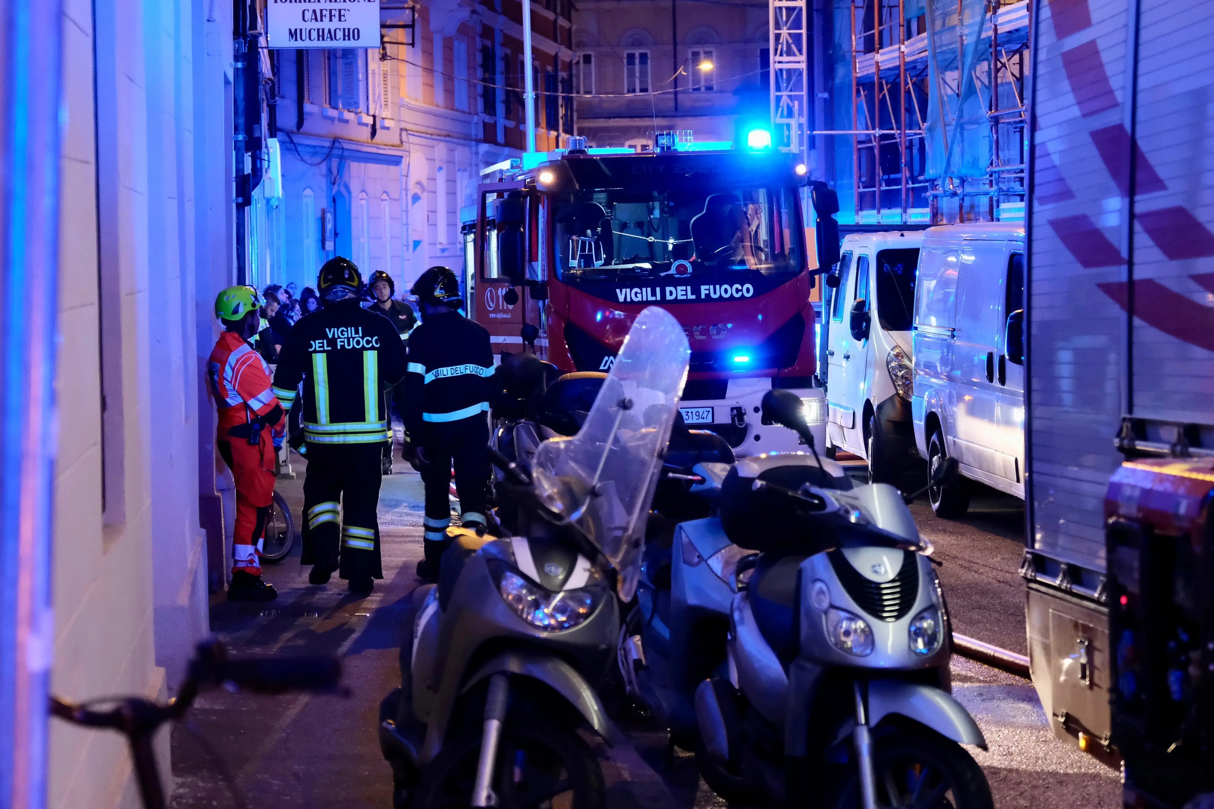 Sul tetto di una palazzina di cinque piani, sita al civico 3 si via Ricci a Trieste, intorno alle 20 di mercoledì è divampato un incendio che ha provocato l'esplosione di una bombola di gas. Sul posto i Vigili del fuoco, il 118, la Polizia di Stato e la Polizia Locale. Le foto di Massimo Silvano