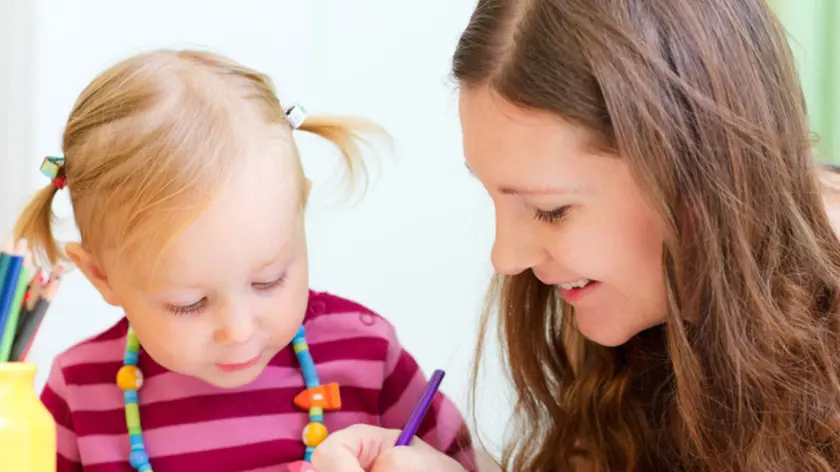 Baby sitter in azione: una bambina assieme alla propria tata