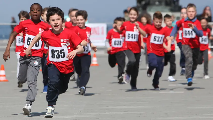 Bambini di corsa in piazza Unità