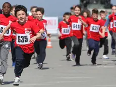 Bambini di corsa in piazza Unità