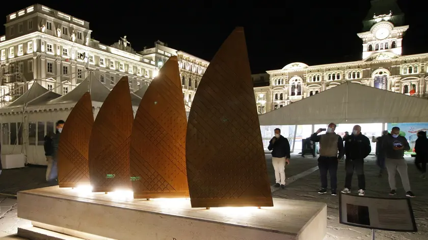 L’inaugurazione di “Aria” di Stefano Conticelli in piazza Unità a ottobre per la Barcolana. Foto Lasorte