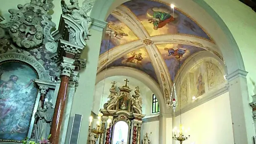 Gli interni della pieve di Sant’Ulderico a San Dorligo della Valle