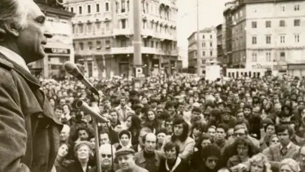 Un comizio di Marco Pannella nel 1978 a Trieste, in piazza Goldoni (Italfoto)