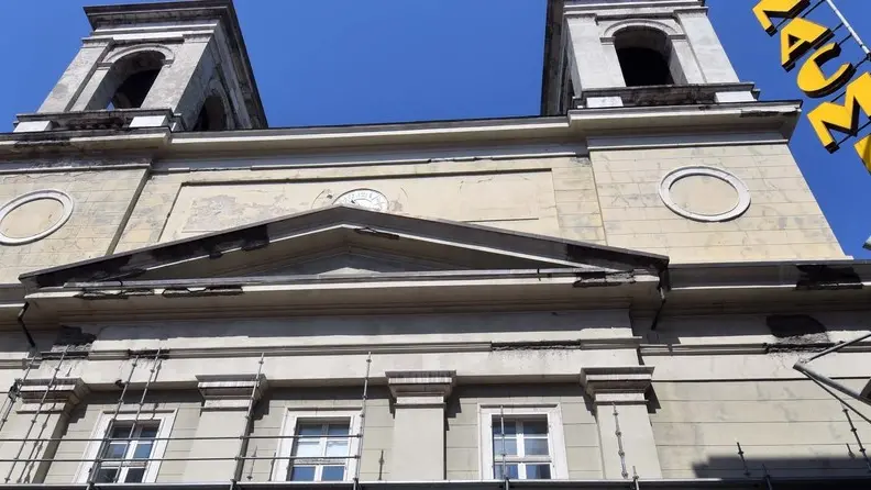 La facciata della chiesa di Sant’Antonio Taumaturgo che dà su via delle Torri “ingabbiata” dai ponteggi (foto Francesco Bruni)