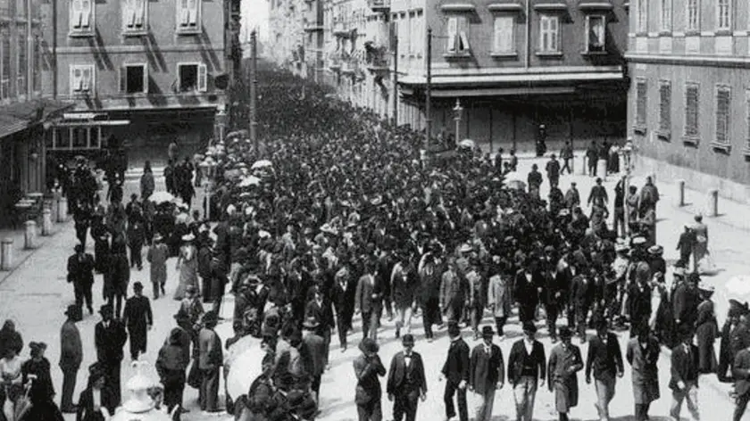 Lo sciopero generale a Trieste seguito alle proteste dei fuochisti del Lloyd Austriaco nel febbraio del 1902. Le manifestazioni furono duramente represse