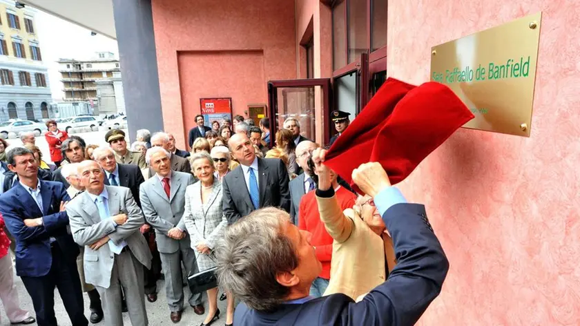 BRUNI TRIESTE 21 05 08 INTITOLAZIONE A DE BANFIELD DELLA EX SALA TRIPCOVIC--UTO UGHI SCOPRE LA TARGA