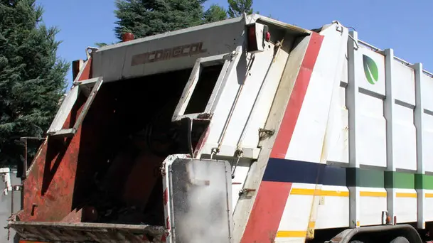 Bonaventura Monfalcone-31.07.2015 Mezzo Isontina Ambiente utilizzato per materiale profughi-Ronchi dei legionari-foto di Katia Bonaventura