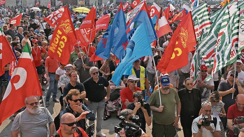 Un presidio di solidarietà in piazza Unità d'Italia. Foto Massimo Silvano