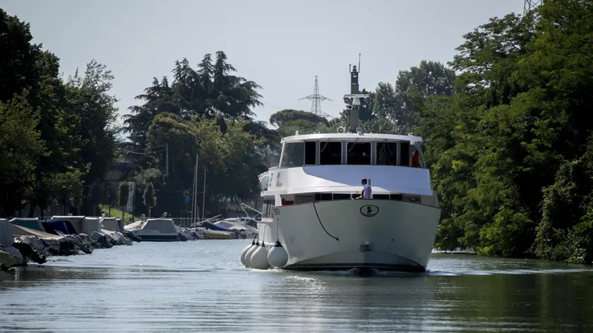 Il Delfino Verde sul canale Valentinis di Monfalcone in una foto d’archivio