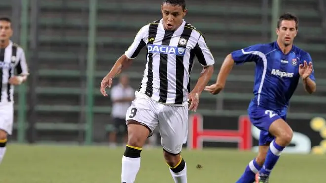 Luis Muriel (L) of Udinese and Zoran Plazonic of Siroki in action during the UEFA Europa League third qualifiying round soccer match between Udinese Calcio and Siroki Brijeg at Nereo Rocco stadium in Trieste, Italy, 08 August 2013. ANSA/ANDREA LASORTE