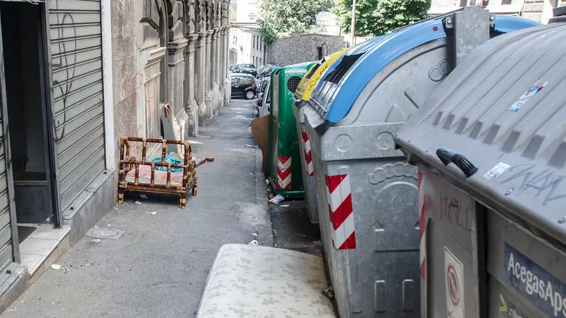 I rifiuti ingombranti abbandonati domenica mattina in via della Pietà
