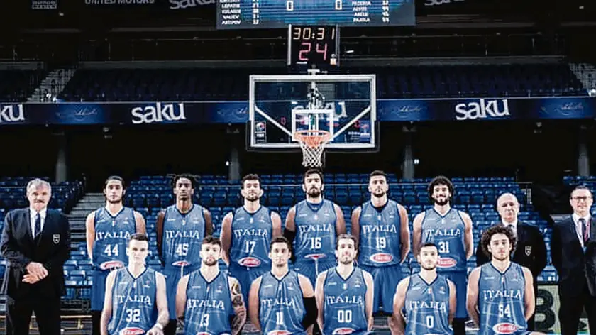 La Nazionale italiana in posa sul parquet di Tallinn. Davide Alviti è il secondo in piedi da sinistra