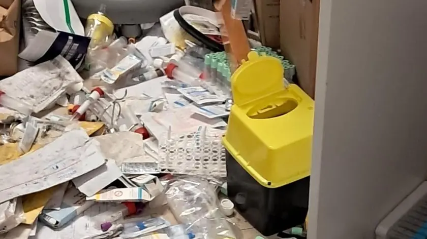 L’infermeria messa a soqquadro da una parte dei detenuti durante la rivolta di giovedì 11 luglio