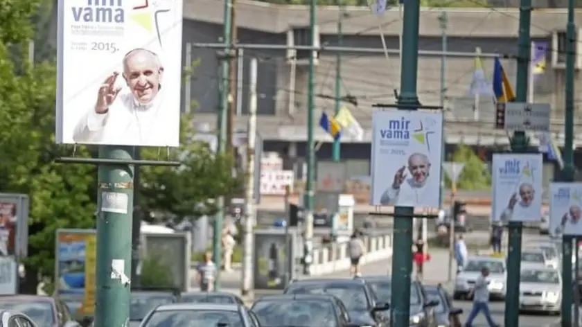 Poster in attesa di Francesco lungo le vie di Sarajevo (foto Reuters)