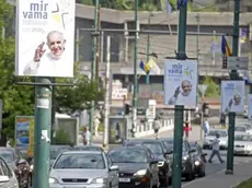 Poster in attesa di Francesco lungo le vie di Sarajevo (foto Reuters)