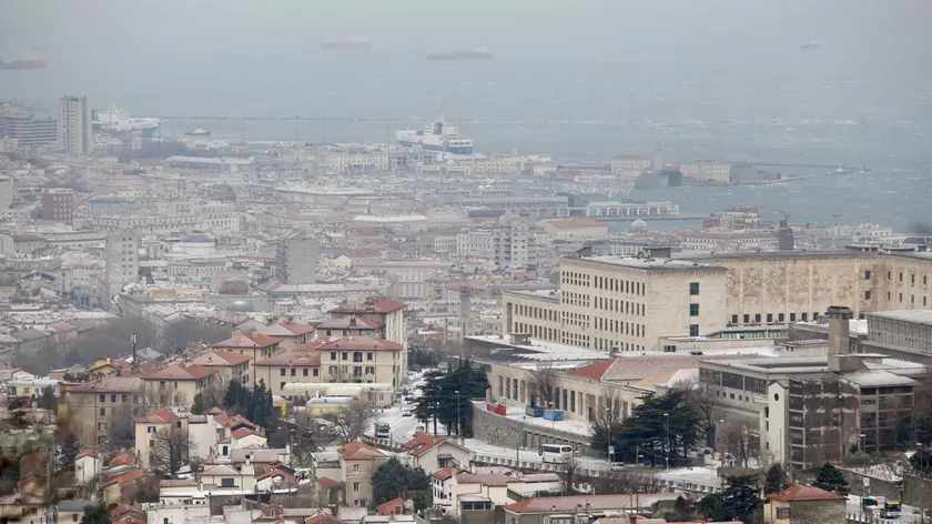 Una veduta di Trieste sotto la neve (foto Silvano)