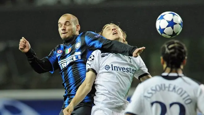 epa02426639 Inter Milan's Wesley Snejder (L) battles with Tottenham's Luka Modric, during this evenings Champions League Group A match at White Hart Lane, London, Britain,02 November 2010. EPA/GERRY PENNY