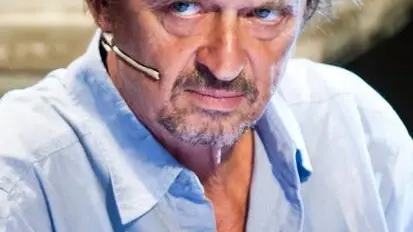 Alcuni momenti della lunga carriera dell’attore triestino Renato Sarti, da cinquant’anni sul palcoscenico