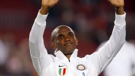 Inter Milan's Cameroonian striker Samuel Eto'o waves to the crowd prior to their group phase UEFA Champions League soccer match Barcelona vs Inter Milan at the Camp Nou stadium in Barcelona, Spain, 24 November 2009. ANSA/ALBERTO ESTEVEZ