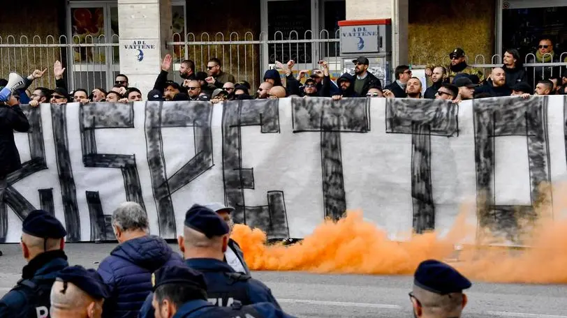 Un momento della contestazione di circa 150 ultras del Napoli davanti alla rampa di accesso allo San Paolo di Napoli dove era in programma alle 15.30 l'allenamento della squadra di Ancelotti aperto agli abbonati, ma non alla stampa. I tifosi hanno esposto uno striscione con la scritta "Rispetto!", 7 novembre 2019 ANSA / CIRO FUSCO