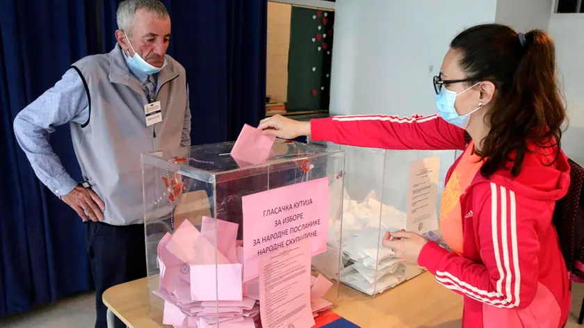 epa08500196 A woman wearing a protective face mask casts her ballot at a polling station in Belgrade, Serbia, 21 June 2020. The Western Balkan nation's voters are choosing their representatives in the 250-seat National Assembly. The balloting was originally scheduled for 26 April, but it was postponed due to the state of emergency declared in a bid to contain the spread of the ongoing pandemic of the COVID-19 disease caused by the SARS-CoV-2 coronavirus. EPA/ANDREJ CUKIC