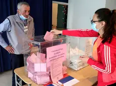 epa08500196 A woman wearing a protective face mask casts her ballot at a polling station in Belgrade, Serbia, 21 June 2020. The Western Balkan nation's voters are choosing their representatives in the 250-seat National Assembly. The balloting was originally scheduled for 26 April, but it was postponed due to the state of emergency declared in a bid to contain the spread of the ongoing pandemic of the COVID-19 disease caused by the SARS-CoV-2 coronavirus. EPA/ANDREJ CUKIC