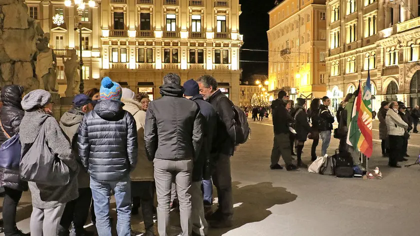 Lasorte Trieste 29/11/16 - Piazza Unità, a sin.Comunità Ebraica, a destra Comitato Danilo Dolci,