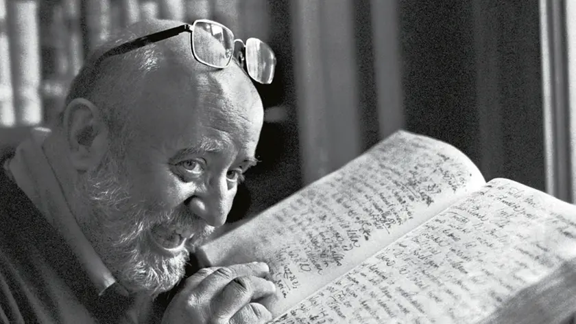 Breve storia sentimentale dei Balcani è il nuovo libro di Angelo Floramo, vincitore del Premio Nonino Risit d'Aur 2024, edito da Bottega Errante: un viaggio tra storie, popoli e frontiere. In alto, un ritratto dello scrittore friulano realizzato dal fotografo Danilo De Marco