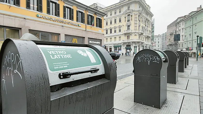 Lasorte Trieste 03/01/22 - Piazza Goldoni, Isola Ecologica, Raccolta Rifiuti