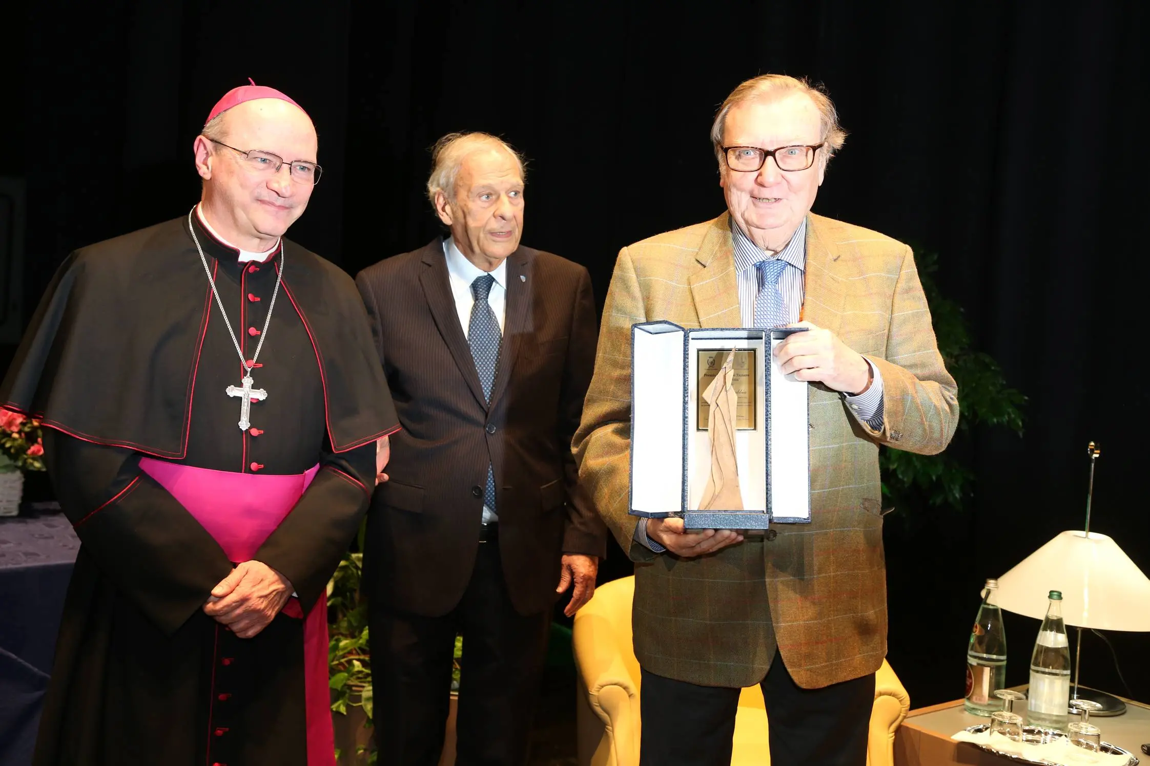 La consegna del premio Santi Ilario e Taziano a Carlo Rubbia (Foto Bumbaca)