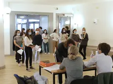 Candidati con mascherina addosso in attesa della registrazione prima di poter accedere all’Università di Trieste per effettuare il test di ammissione a Medicina, lo scorso 3 settembre. Foto di Andrea Lasorte