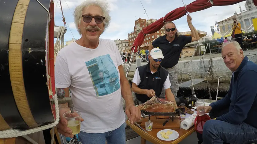 Un equipaggio alle prese con una "regata culinaria" (Foto Massimo Cetin)