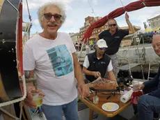 Un equipaggio alle prese con una "regata culinaria" (Foto Massimo Cetin)