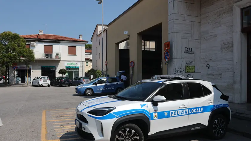 Polizia davanti alla stazione dei bus a Muggia