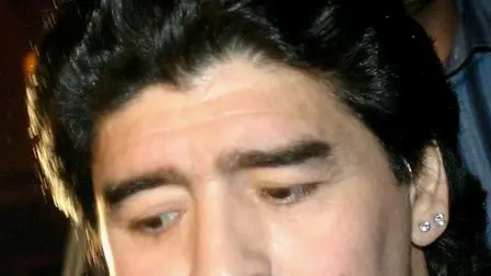 epa000431055 Argentinian legend soccer player Diego Armando Maradona arrives at an Argentinian restaurant in Madrid, Spain, Tuesday 10 May 2005. Maradona had arranged to have lunch with some Madrid´s soccer players. Maradona is in Spain on a three-day visit. EPA/DIEGO GOMEZ