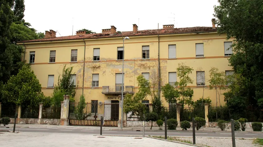 Bonaventura Monfalcone-04.07.2014 Caserma Pasiano-Nuovo danno sul tetto-Cervignano-foto di Katia Bonaventura