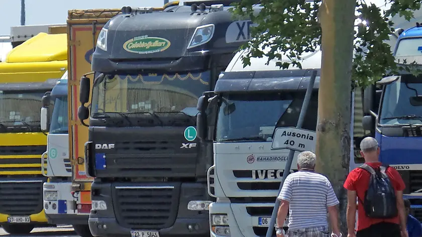 I camion parcheggiati in Riva Traiana a quaranta metri dall'Ausonia (Foto Lasorte)