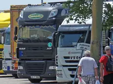 I camion parcheggiati in Riva Traiana a quaranta metri dall'Ausonia (Foto Lasorte)