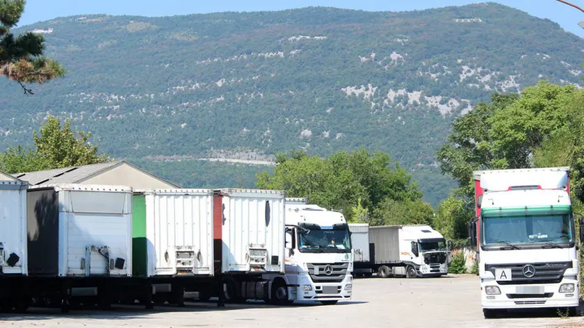 L'area di via Foscolo che ospita camion e mezzi pesanti (Bumbaca)