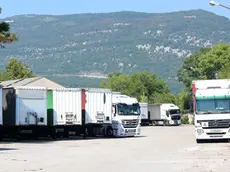 L'area di via Foscolo che ospita camion e mezzi pesanti (Bumbaca)