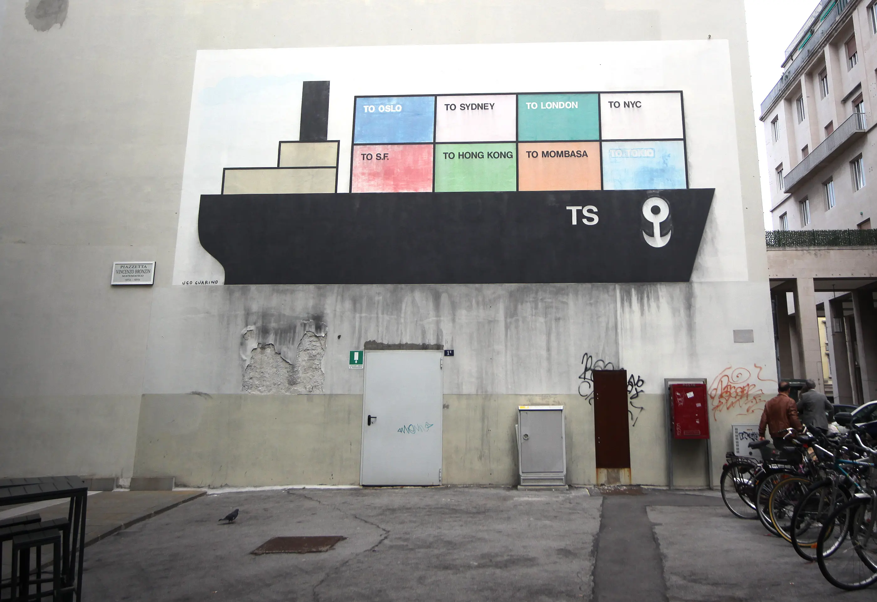 La nave di via Torbandena, murale a opera di Guarino