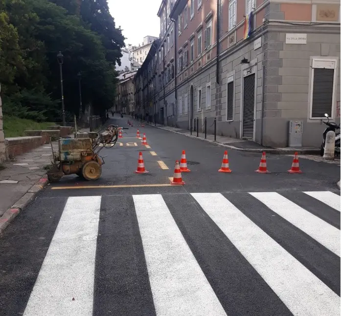 I lavori di realizzazione della nuova segnaletica orizzontale in via San Michele: sono le “rifiniture” all’importante cantiere estivo