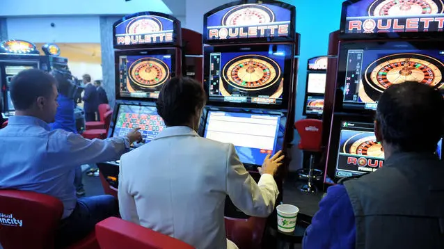 Alcune slot machine installate in un bar