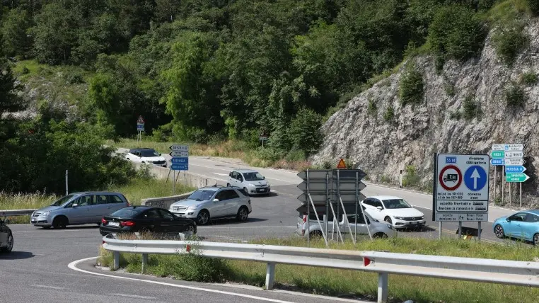 Traffico al bivio H per chiusura galleria Carso Foto Andrea Lasorte