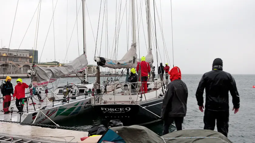 Velisti sconsolati mentre portano a terra attrezzatura e vele dopo l’annullamento decretato alle 7 del mattino dal Comitato di regata causa bora e pioggia che non permettevano di scendere in mare