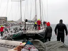 Velisti sconsolati mentre portano a terra attrezzatura e vele dopo l’annullamento decretato alle 7 del mattino dal Comitato di regata causa bora e pioggia che non permettevano di scendere in mare