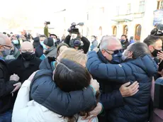 L'abbraccio dei sindaci (Foto Bumbaca)