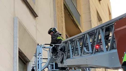 Silvano Trieste 2019-12-03 Via Donota intervento dei VVFF e Polizia Locale per vetri caduti